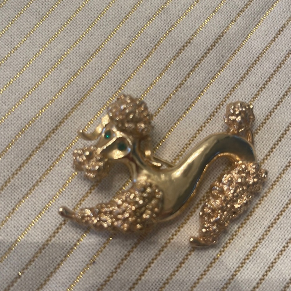 𝅺Vintage 1950's Gold Playful Green Eyed Poodle Brooch Pin By Gerry